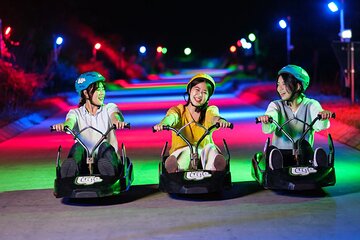 Halloween Horror Nights 2025 Singapore Lịch sự kiện & Cách săn vé 2 Du khách hào hứng tham gia tour du lịch giá rẻ đến Singapore mùa Halloween.